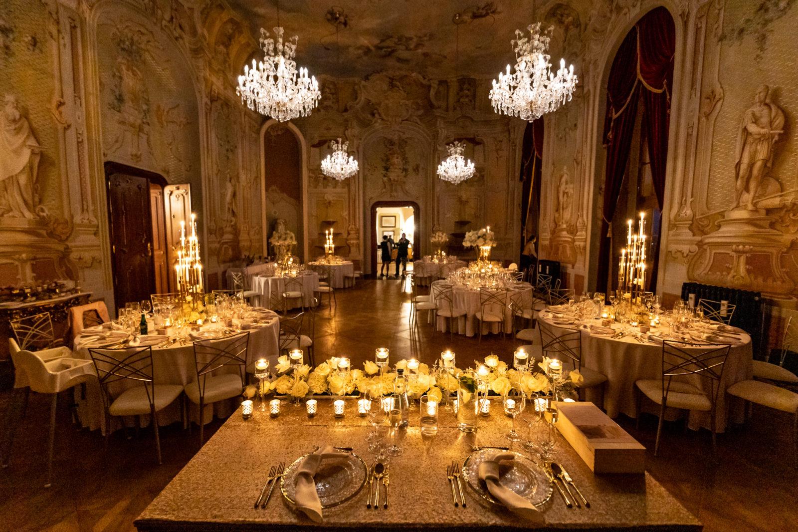 Kráľovská svadobná výzdoba hlavného stola pre dve osoby od svadobnej agentúry Eventia.
