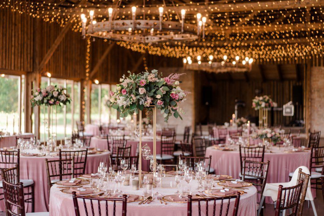 Ružová svadobná výzdoba so zlatými doplnkami a hnedými stoličkami od svadobnej agentúry Eventia.