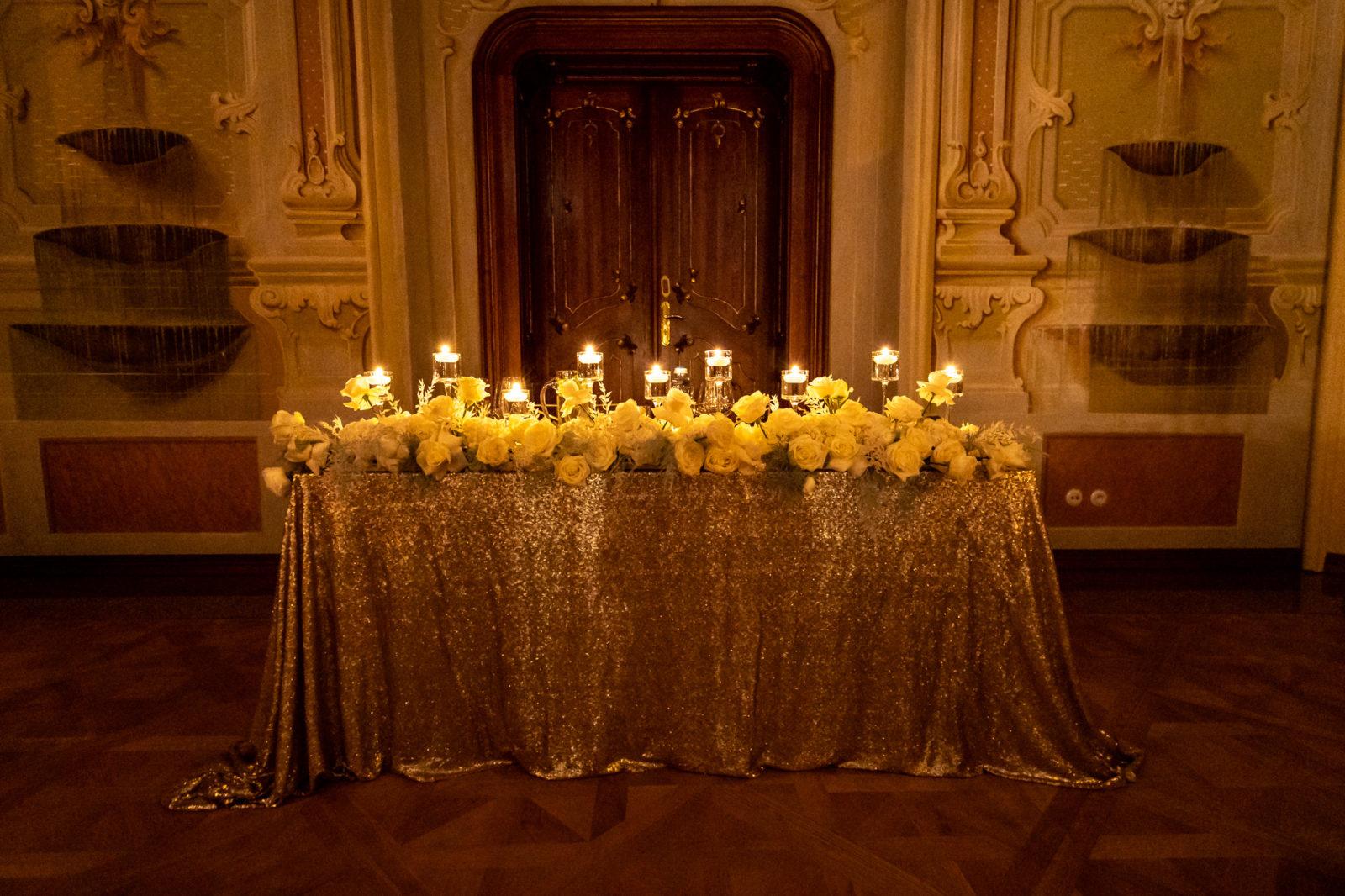 Hlavný svadobný stôl pre novomaželov.