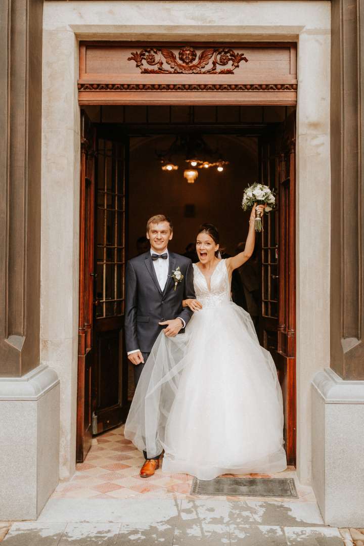 Mladomanželia vychádzajú z kostola - svadobný fotograf Adrián Juríček