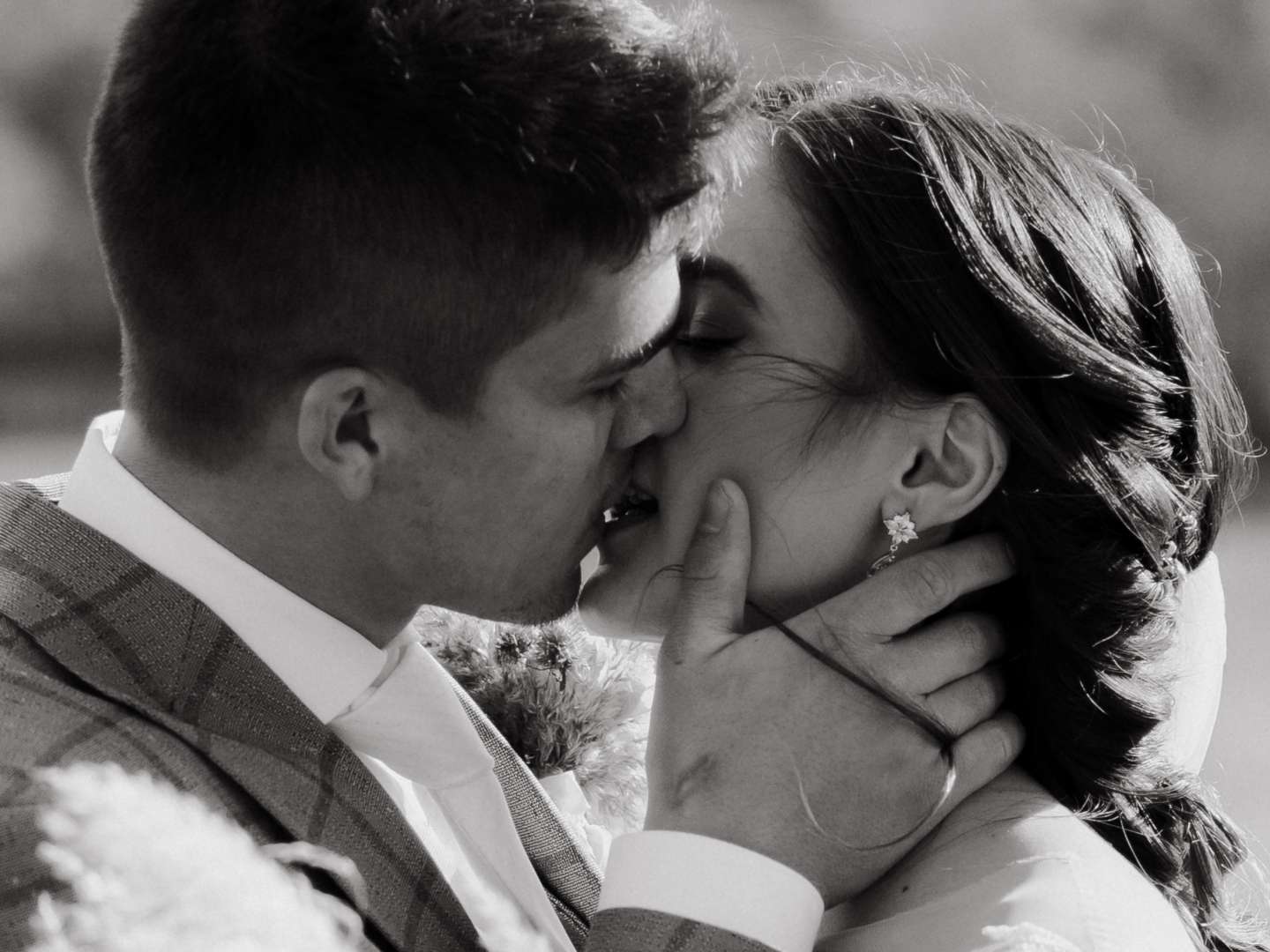 Fotograf na svadbu cena - Paula Knapová fotografka - mladomanželia sa bozkávajú