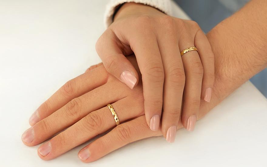 svadobné prstene s gravírovaním zo žltého zlata